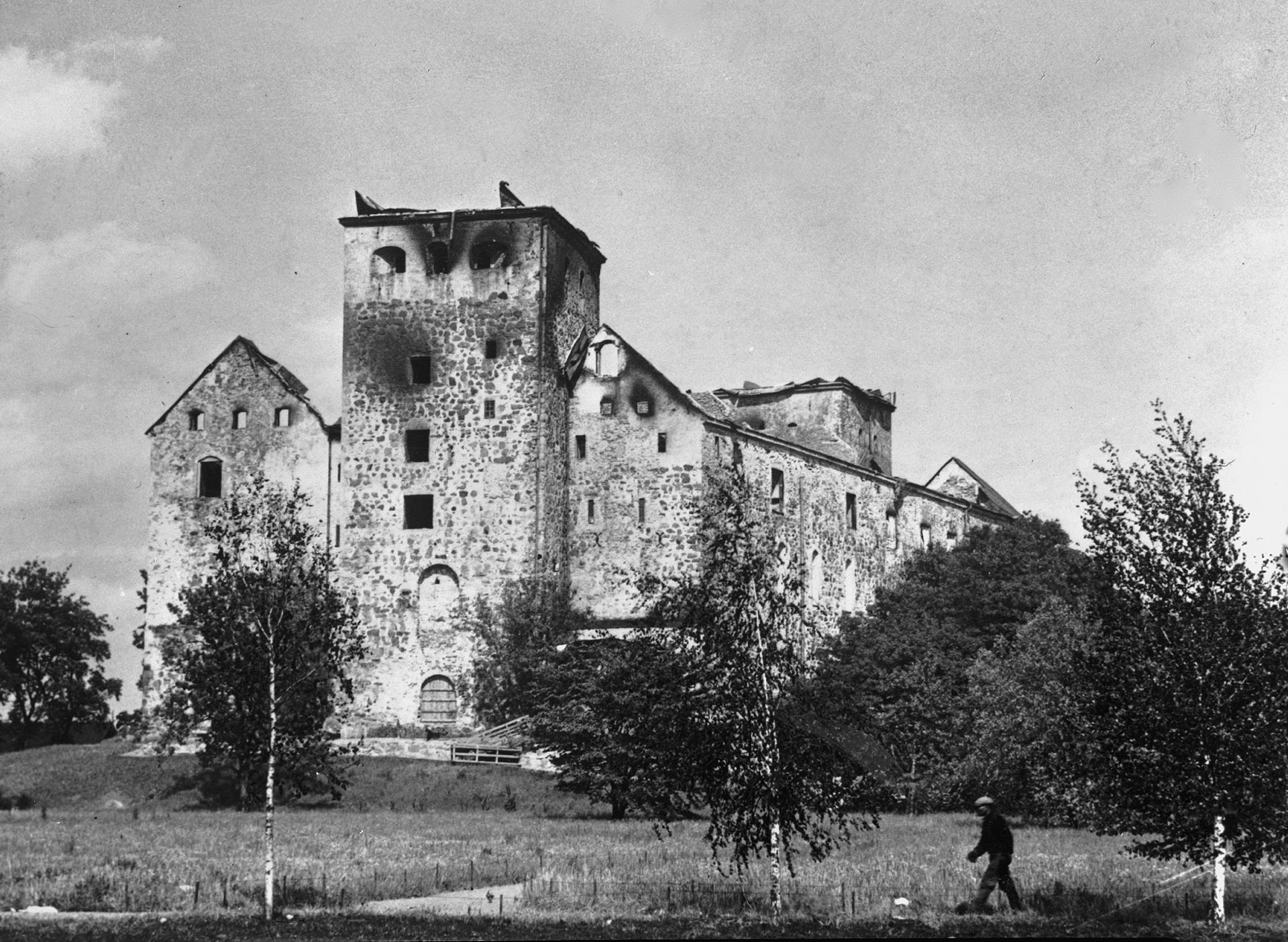 Vanhassa valokuvassa rauniolinna kesän 1941 pommituksien jälkeen.
